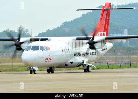Eine ATR 42-600 der Turboprop Hersteller ATR nimmt Teil an einem Flug Probe in Vorbereitung für die 12. Internationale Luft- und Raumfahrt Ex Stockfoto