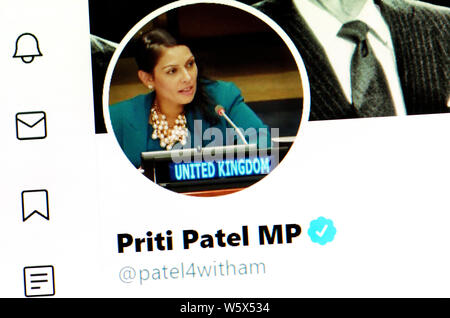 Twitter Seite (Juli 2019) - Rt Hon Priti Patel MP-Staatssekretär für die Home (Startseite Sekretär) Stockfoto