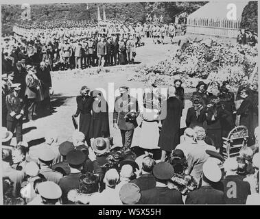 Präsident Harry S. Truman, Eleanor Roosevelt, die anderen Mitglieder der Familie von Präsident Roosevelt, und ein Teil der Masse an der Trauerfeier für Franklin D. Roosevelt, Grabstätte in Hyde Park, New York. Stockfoto