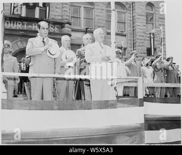 Präsident Harry S. Truman, Präsident Romulo Gallegos von Venezuela, und andere Würdenträger, die auf der Überprüfung der Plattform, Hüte statt über Herzen, während der Feierlichkeiten die Präsenz in Bolivar, Missouri, von Präsident Truman eine Statue zu Simon Bolivar zu widmen. Stockfoto