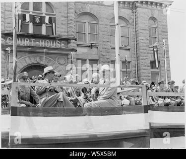 Präsident Harry S. Truman, Präsident Romulo Gallegos von Venezuela, und andere Würdenträger auf einer Plattform vor der County Courthouse in Bolivar, Missouri sitzen. Präsident Truman eine Statue zu Simon Bolivar in Bolivar gewidmet. Stockfoto