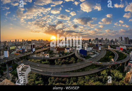 Bangkok Metropole auf Twilight Zeit morgens mit hohem Datenverkehr (retuschieren Bilder) Stockfoto