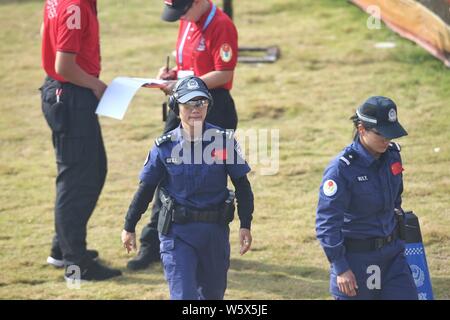 Chinesische Polizisten in der 2 USIP World Police Service Pistolenschießen Wettbewerb in Foshan City konkurrieren, die südchinesische Provinz Guangdong, 14. Stockfoto