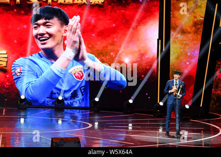 Chinesische Fußballspieler Yan Junling von Shanghai SIPG wirft mit seiner Trophäe, nachdem er den besten Torwart Award 2018 Chinesische Super Leagu Stockfoto