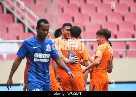 Spieler von Shandong Luneng Taishan feiern, nachdem sie gegen Grönland Shanghai Shenhua in ihrer 30. Runde während der 2018 chinesischen Footba Stockfoto