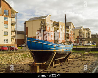 Das verfallende Fischerboot Watchful of Maidens sollte eine Gedenkstätte für die verlorenen Fischer der schottischen Fischereiflotte sein, Ayr, Schottland, Großbritannien Stockfoto