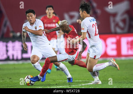 Brasilianische Fußballspieler Anderson Talisca oder einfach Talisca, Mitte, von Guangzhou Evergrande Taobao passt den Ball gegen Spieler von Shanghai SIPG Stockfoto