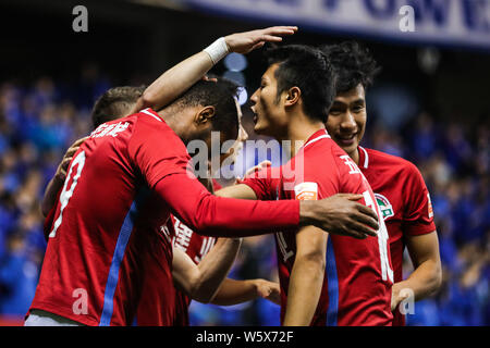 Portugiesische Fußball-Spieler Ricardo Vaz Te von Henan Jianye feiert mit seinen Mannschaftskameraden nachdem Sie gegen Grönland Shanghai Shenhua in ihrer 28. Stockfoto