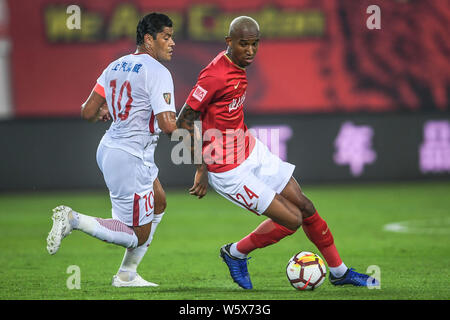 Brasilianische Fußballspieler Anderson Talisca oder einfach Talisca, rechts, von Guangzhou Evergrande Taobao passt den Ball gegen den brasilianischen Fußballspieler Stockfoto