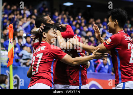 Portugiesische Fußball-Spieler Ricardo Vaz Te von Henan Jianye feiert mit seinen Mannschaftskameraden nachdem Sie gegen Grönland Shanghai Shenhua in ihrer 28. Stockfoto