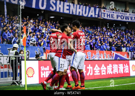 Portugiesische Fußball-Spieler Ricardo Vaz Te von Henan Jianye feiert mit seinen Mannschaftskameraden nachdem Sie gegen Grönland Shanghai Shenhua in ihrer 28. Stockfoto