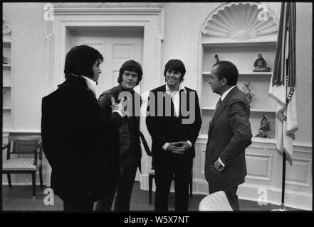 Präsident Nixon, Elvis Presley und zwei seiner Mitarbeiter Jerry Schilling und Sonny West; Umfang und Inhalt: Im Bild: Nixon, Jerry Schilling, Sonny West, Elvis Presley. Stockfoto