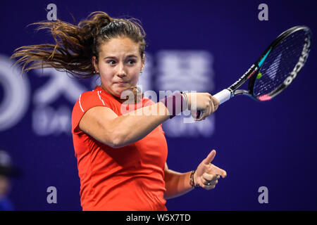 Darja Kasatkina von Russland liefert einen Schuß zu Madison Tasten der Vereinigten Staaten in ihrer Gruppe Gleichen während der hengqin Leben WTA Elite Trophäe Zhuhai 201 Stockfoto