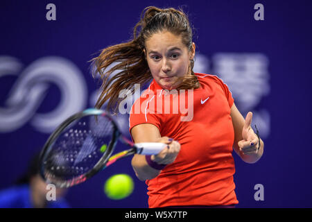 Darja Kasatkina von Russland liefert einen Schuß zu Madison Tasten der Vereinigten Staaten in ihrer Gruppe Gleichen während der hengqin Leben WTA Elite Trophäe Zhuhai 201 Stockfoto