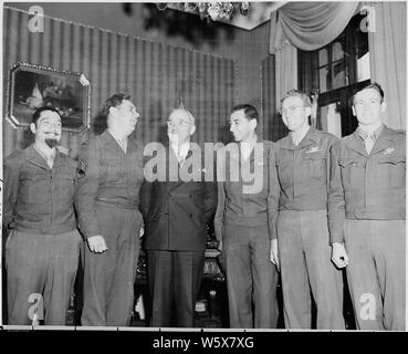 Präsident Truman (dritter von links) stellt mit Korrespondenten und Fotografen der Sterne und Streifen publicaton in seinem Büro in die Kleine Weiße Haus in Potsdam, Deutschland. Stockfoto