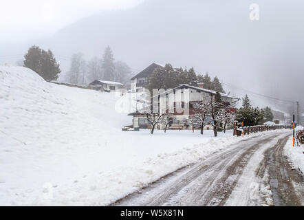 Idyllische Winterlandschaft in der Nähe von Ramsau bei Berchtesgaden in den Bayerischen Alpen. Stockfoto