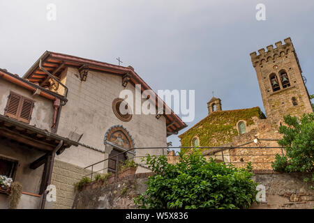 Die Fassaden der beiden Kirchen der Santissimo Crocifisso und San Lorenzo im oberen Teil des mittelalterlichen Dorfes von Castagneto Carducci, Toskana Stockfoto