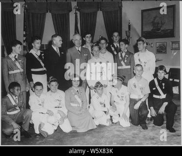 Präsident Truman und Kansas City Freund Lou Holland im Oval Office mit den Jungen und Mädchen der Jugend Sicherheit Club von Kansas City, Missouri. Stockfoto