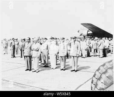 Präsident Truman und Präsident Romulo Gallegos Venezuela sind an Aufmerksamkeit in einem Flughafen Zeremonie nach der Ankunft des Präsidenten Gallegos für einen Besuch in den Vereinigten Staaten. Die Presidential Flugzeug Unabhängigkeit im Hintergrund ist. Stockfoto