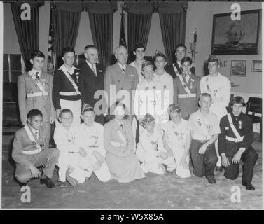 Präsident Truman und Kansas City Freund Lou Holland im Oval Office mit den Jungen und Mädchen der Jugend Sicherheit Club von Kansas City, Missouri. Stockfoto