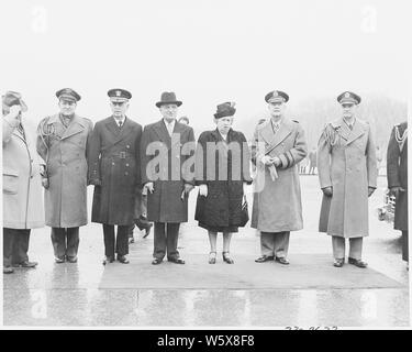 Präsident Truman an einer Zeremonie am Lincoln Memorial zu Ehren des Geburtstags von Präsident Lincoln. L bis R: W. Elkins Reed, Assistent des Vorsitzenden der Zeremonie, Gen. Harry Vaughan, Admiral William Leahy, Präsident Truman, Frau Bess Truman, General U. S. Grant III und Gen. Robert Landry. Stockfoto