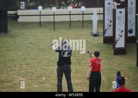 Ein Polizist steht in der 2. usip World Police Service Pistolenschießen Wettbewerb in Foshan City, die südchinesische Provinz Guangdong, 14 Novemb Stockfoto