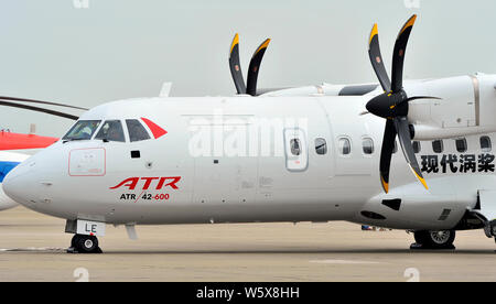 Eine ATR 42-600 der Turboprop Hersteller ATR nimmt Teil an einem Flug Probe in Vorbereitung für die 12. Internationale Luft- und Raumfahrt Ex Stockfoto