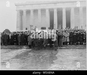 Präsident Truman an einer Zeremonie am Lincoln Memorial für Präsident Lincoln's Geburtstag. Dieses Foto zeigt General U. S. Grant III und Admiral Robert Dennison verlassen die Zeremonie. Stockfoto