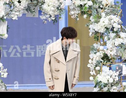 Roy Wang oder Wang Yuan, links, von chinesischer Junge Gruppe TFBoys besucht die Dreharbeiten für die bühnenshow "Idol Hits" in Peking, China, 7. November 2018 Stockfoto