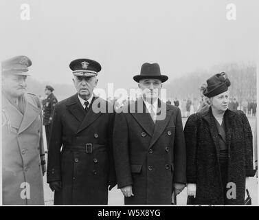 Präsident Truman besucht eine Zeremonie am Lincoln Denkmal zu Ehren von Präsident Lincoln's Geburtstag. L bis R: Gen. Harry Vaughan, Admiral William Leahy, Präsident Truman, Frau Bess Truman. Stockfoto