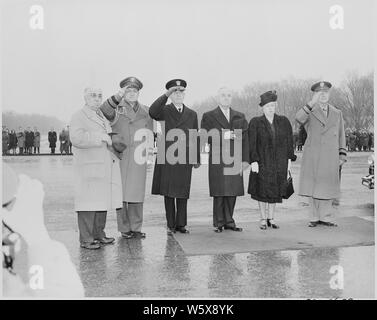 Präsident Truman besucht eine Zeremonie am Lincoln Denkmal zu Ehren von Präsident Lincoln's Geburtstag. L bis R: W. Elkins Reed, Assistent des Vorsitzenden der Zeremonie, Gen. Harry Vaughan, Admiral William Leahy, Präsident Truman, Frau Bess Truman, und General U. S. Grant III. Stockfoto