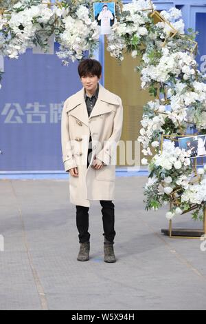 Roy Wang oder Wang Yuan, links, von chinesischer Junge Gruppe TFBoys besucht die Dreharbeiten für die bühnenshow "Idol Hits" in Peking, China, 7. November 2018 Stockfoto