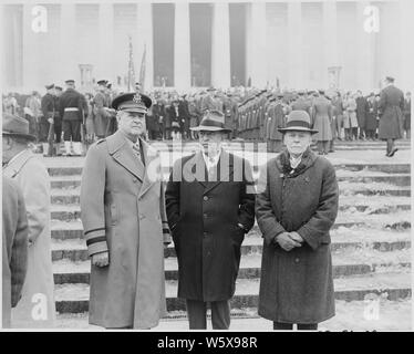 Präsident Truman nimmt an der Zeremonie am Lincoln Denkmal zu Ehren von Präsident Lincoln's Geburtstag. Dieses Foto zeigt General U. S. Grant III (links) mit zwei unbekannten Männern. Stockfoto