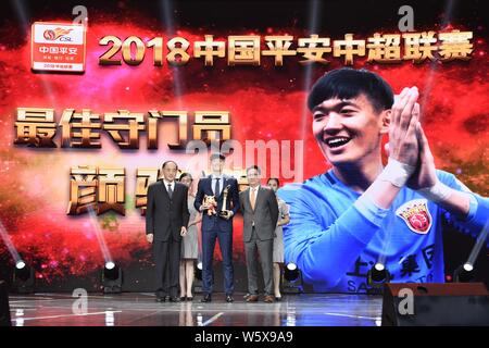 Chinesische Fußballspieler Yan Junling, Center, Shanghai SIPG wirft mit seiner Trophäe, nachdem er den besten Torwart Award 2018 Chinesische Su Stockfoto