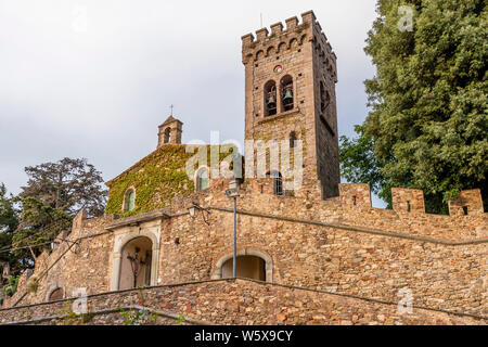 Die Fassade der Kirche San Lorenzo im oberen Teil des mittelalterlichen Dorfes von Castagneto Carducci, Toskana, Italien Stockfoto