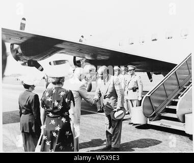 Präsident Truman begrüßt der Präsident von Venezuela, Romulo Gallegos. Sie sind im Rahmen der Präsidentschaftswahlen Flugzeug, die Unabhängigkeit. Frau Gallegos und Frau Truman mit dem Rücken zur Kamera. Stockfoto