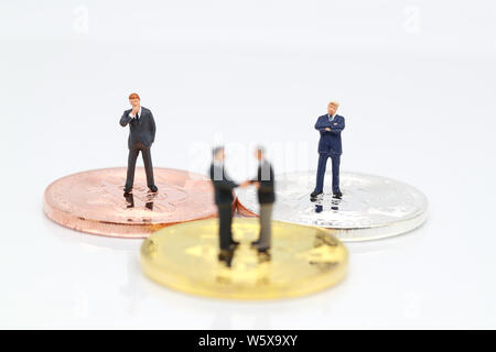 Miniatur Menschen: eine Gruppe von Geschäftsmann auf bitcoin (dieses Bild für die finanziellen und geschäftlichen Wettbewerb Konzept) Stockfoto