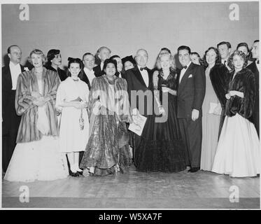 Präsident Truman wirft mit Darsteller auf der Eröffnungs-Gala im National Guard Armory in Washington, DC Lena Horne Dritter von links ist, Margaret O'Brien ist vierter von links, George Jessel ist fünfte von links. Alice Faye ist rechts von Präsident Truman. Stockfoto