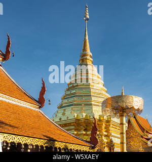 Goldene Chedi (Stupa) und Regenschirm im Tempel Wat Phra, die Doi Suthep, Chiang Mai, Thailand Stockfoto