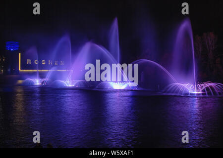 Winniza, Ukraine - September 21, 2018: Musical Fountain mit Laser Animationen. Nacht laser Show der musikalischen Fontäne Roshen in Winniza, Ukraine Stockfoto