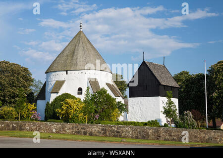 Die runde Osterlars Kirche und Glockenturm, Osterlars, Bornholm, Ostsee, Dänemark, Europa Stockfoto