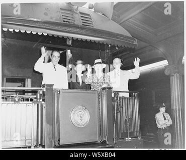 Präsident und Frau Harry S. Truman und Präsident und Frau Romulo Gallegos von Venezuela, auf der hinteren Plattform der Präsidentschaftswahlen Zug, Bolivar, Missouri stehen. Präsident Truman eine Statue von Simon Bolivar bei seinem Besuch in Bolivar, Missouri gewidmet. Eine Nahaufnahme der beiden Präsidenten und ihre Frauen; jeder winkt. Stockfoto