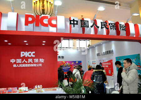 ---- Menschen besuchen den Stand der PICC (People's Insurance Company von China) während einer Ausstellung in Shanghai, China, 27. Januar 2018. Der Menschen Insu Stockfoto