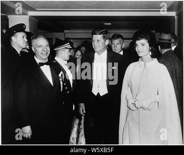 Präsident und Frau Kennedy kommen für Eröffnungs-Kugel. Präsident Kennedy, Frau Kennedy, andere. National Guard Armory, Washington, DC Stockfoto