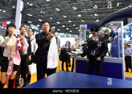Eine Schunk 5-Finger greifen Hand für Serviceroboter ausgelegt ist auf dem Display während der ersten China International Import Expo (CIIE 2018) in Shanghai, Ch Stockfoto