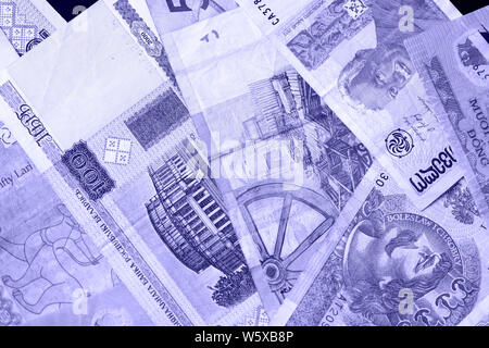 Verschiedene Banknoten aus verschiedenen Ländern close-up (Belarussische Rubel, georgische Lari, Polnische Zloty, israelischen Schekel, Vietnamesischer Dong). Geld backgro Stockfoto