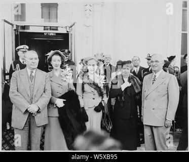 Präsident und Frau Harry S. Truman, Alben W. Barkley, Frau Max Truitt, und Margaret Truman zusammen stellen, mit anderen Würdenträger hinter Ihnen. Präsident Truman und Vice President-elect Barkley nur nach dem Sieg von 1948 nach Washington zurückgekehrt war. Stockfoto