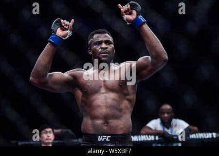 Francis Ngannou von Kamerun und Frankreich (blaue Handschuhe) reagiert gegen Curtis Blaydes von Amerika (rote Handschuhe) während der UFC Nacht in Cadillac Aren Kampf Stockfoto