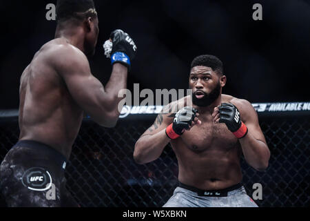 Francis Ngannou von Kamerun und Frankreich (blaue Handschuhe) kämpfe Curtis Blaydes von Amerika (rote Handschuhe) während der UFC Nacht in Cadillac Arena kämpfen werden. Stockfoto