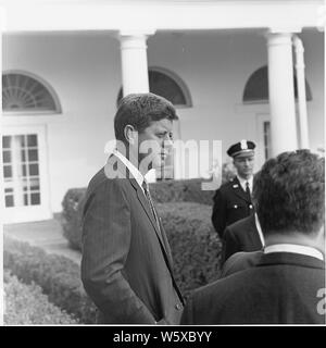 Präsident grüßt Lateinamerikanischen Archivare. Präsident Kennedy, Archivare. Das Weiße Haus, Rosengarten Stockfoto